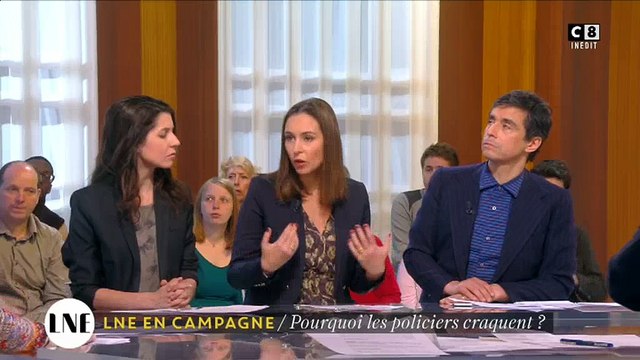 La nouvelle édition rencontre un policier qui leur fait voir les impacts de balles de l'attentat des Champs-Elysées