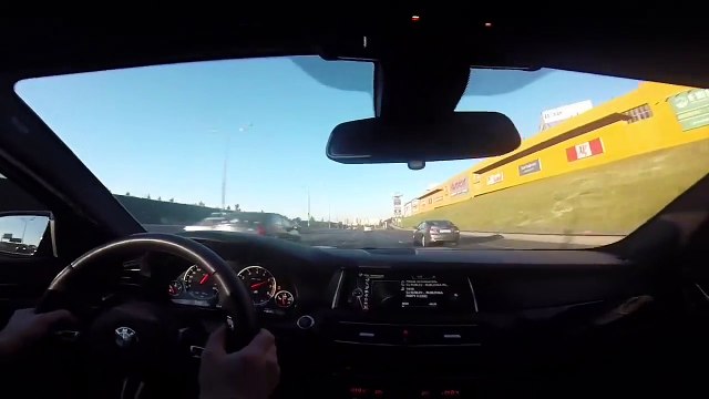 Ce chauffard va à plus de 240 kmh entre les voitures !