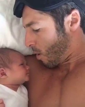 Ce papa a une méthode bien particulière pour stopper les pleurs de son bébé