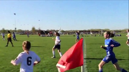 Regardez comment cet arbitre évite le ballon... Ouahhhh