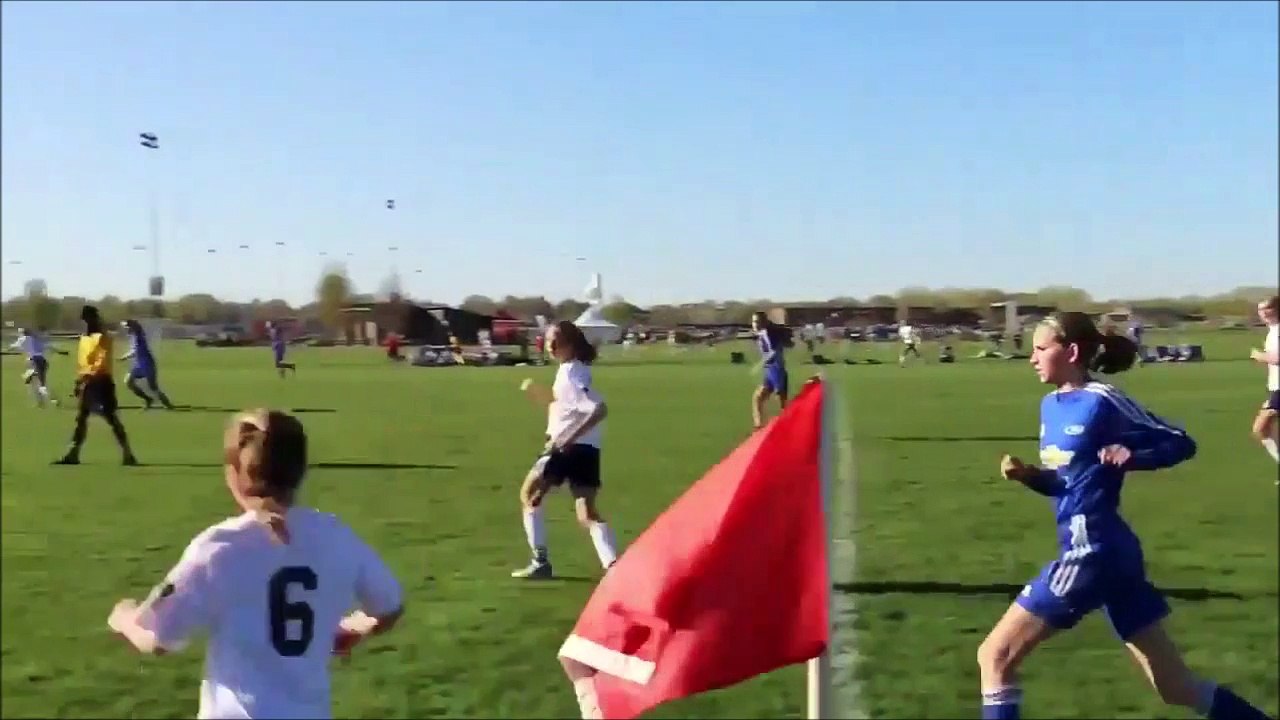 Regardez comment cet arbitre évite le ballon... Ouahhhh