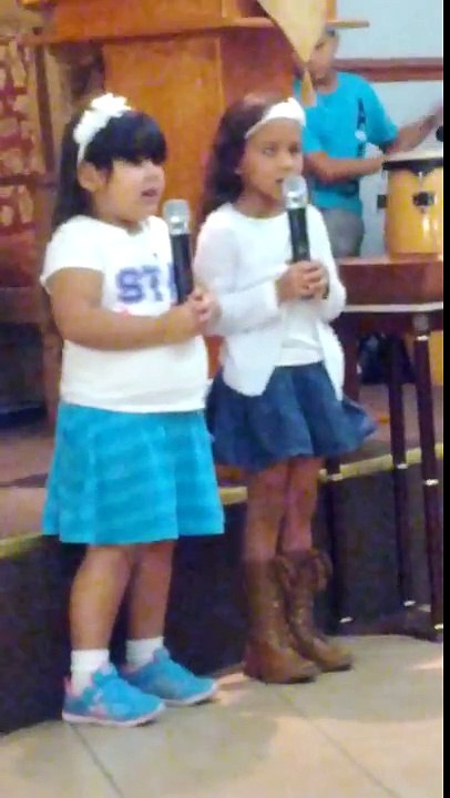 Elizabeth y Genesis con una parte en el culto de niños