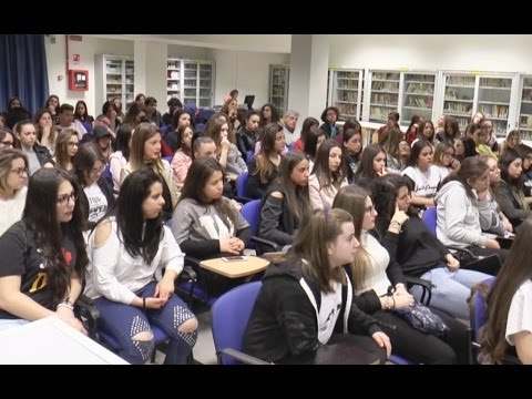 Napoli - Violenza sulle donne, gli studenti del Liceo Comenio spezzano il silenzio (27.04.17)