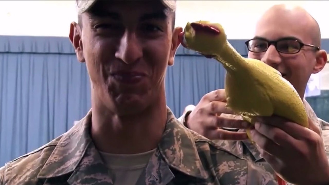 Des militaires américains doivent se retenir de rire face à un poulet