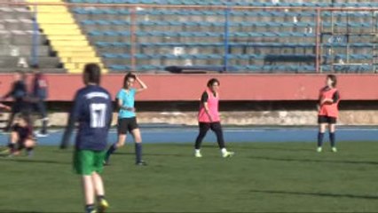 İranlı Kadın Hemşire, Futbol Yeteneğiyle Göz Dolduruyor