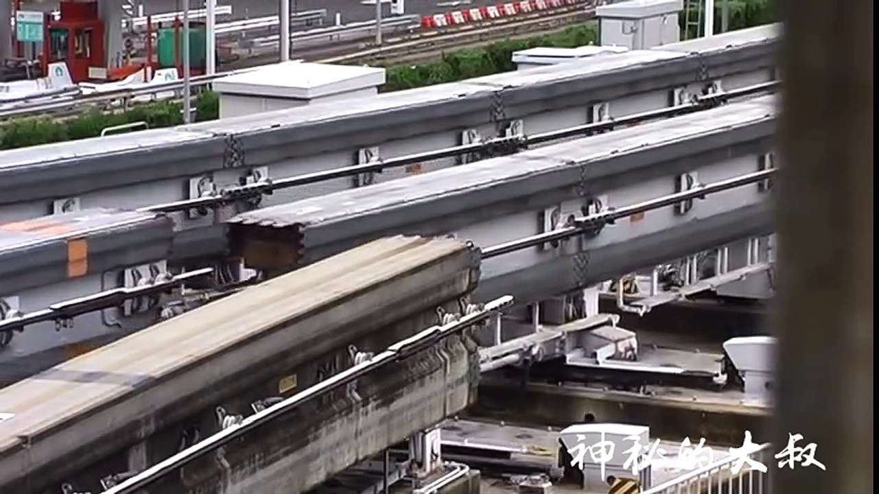 Tren monocarril en Osaka, Japon