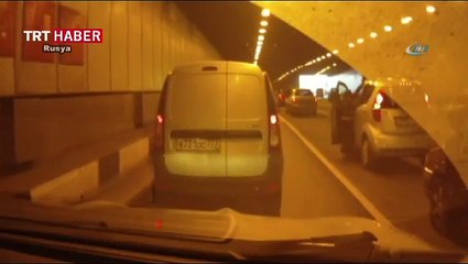 Kendi arabasının altında kaldı