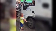 Zap Web : Un enfant armé d’un couteau menace le chauffeur d’un camion (vidéo)