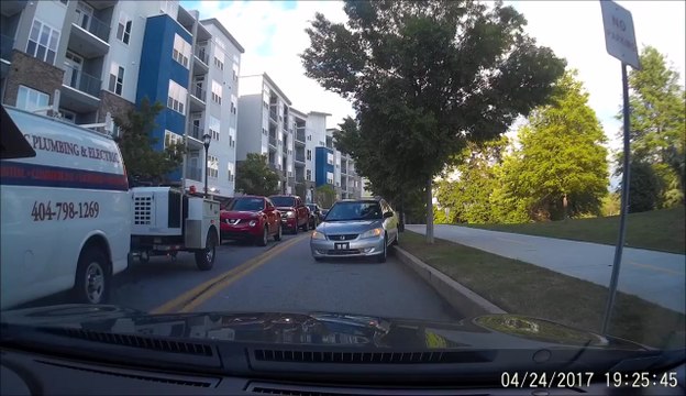 Une femme double tout le monde en contresens