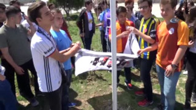 4 Büyüklerin Taraftarları Birlikte Beşiktaş Bayrağını Göndere Çekti