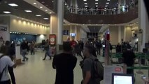 Passageiros filmam confusão entre passageiros e manifestantes em aeroporto