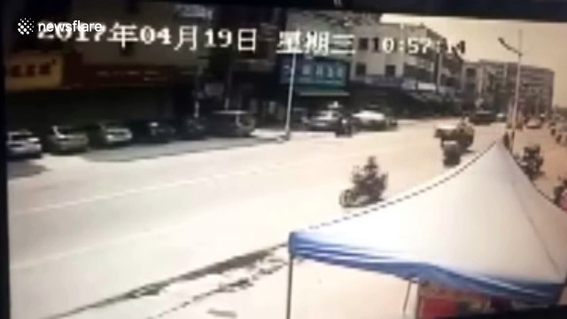 Car drifts backwards into car park amid traffic