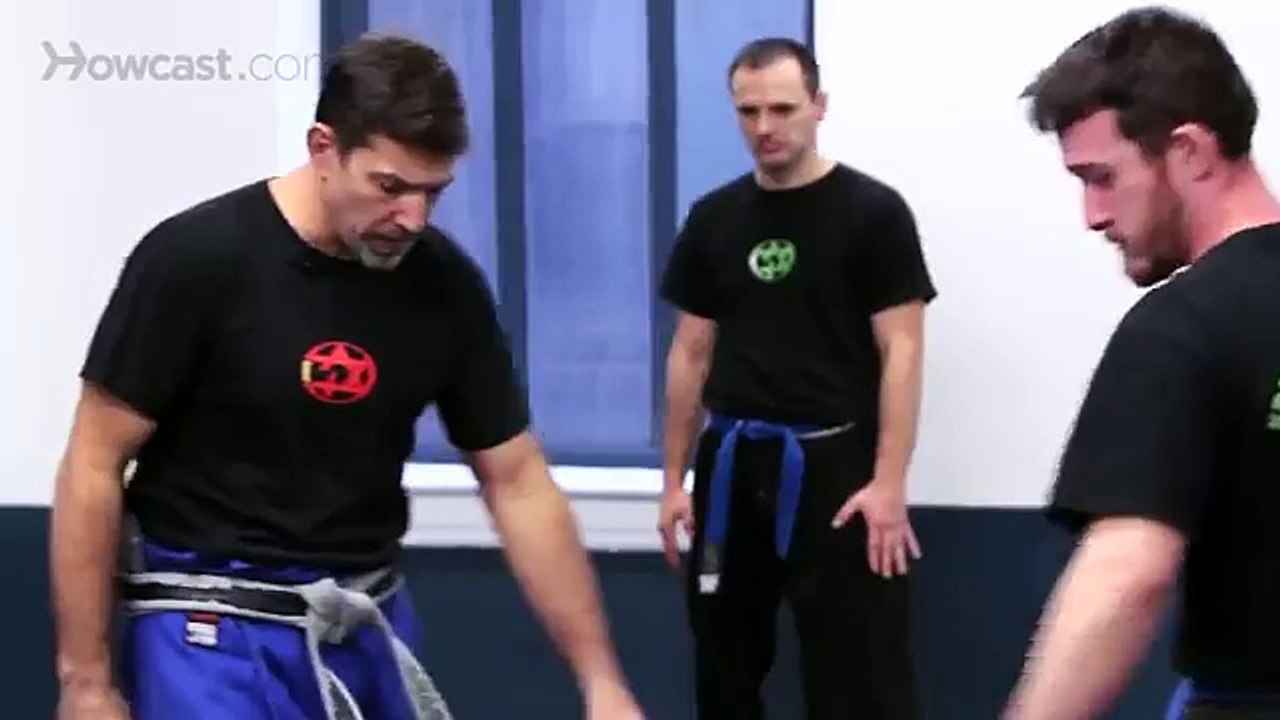 SOKAKTA KENDİNİ SAVUNMA  KRAV MAGAYAKIN DÖVÜŞ TEKNİKLERİ KAVGADA VURUŞ TEKNİKLERİSAVUNMA [Low, 480x360p]