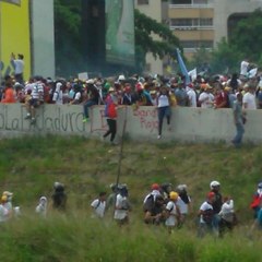 Download Video: Tear Gas Fired as Protesters March Through Caracas' Capital District