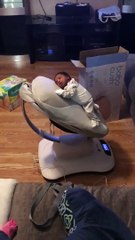 La berceuse mécanique qui endort le bébé en quelques seconde