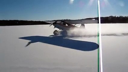 Un homme fait du drift avec son avion !
