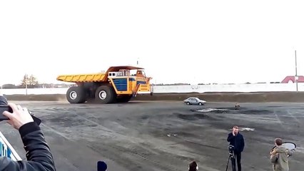 Video herunterladen: Un camion minier roule sur une voiture !