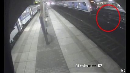 Percutés par un train, ces 2 jeunes survivent miraculeusement !