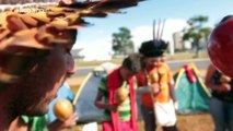 Miles de indios vuelven a marchar por sus tierras en Brasilia
