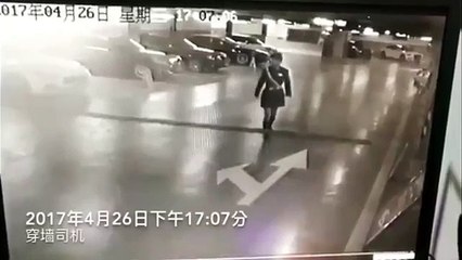 Une voiture hors de contrôle se brise à travers le mur du parking et au bureau