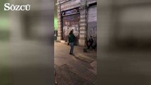Taksim'de çılgınca dans eden genç kız