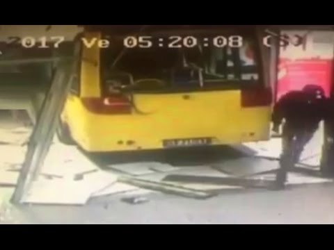 Carpi (MO) - Rubano cinque bus e si schiantano contro scuola, fermati 3 minori (28.04.17)