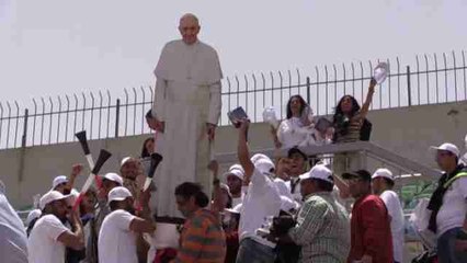 El papa se rodea de miles de católicos en su último día en Egipto