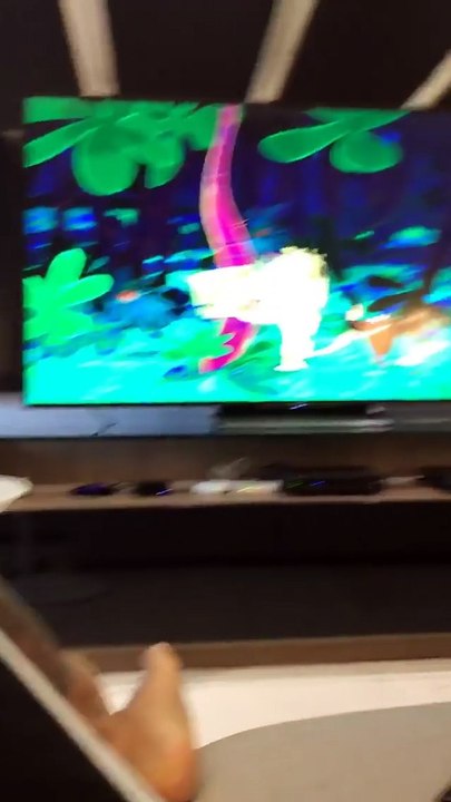 Felipe Melo assiste desenho com o filho