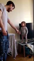 Cette fillette ne veut PAS descendre de la table !!