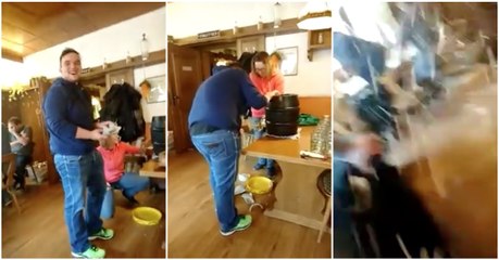 O dia "NÃO" de um homem para abrir um barril de cerveja no interior de uma tasca