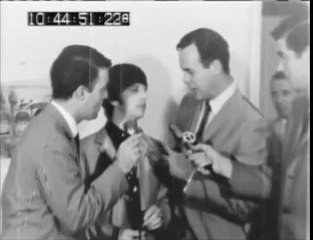 Ringo gets his medallion back in NYC [28 Aug 1964]