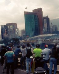 Télécharger la video: Police Fire Water Cannons, Tear Gas at Caracas Protesters