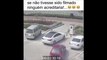 Duas mulheres tentando estacionar um carro