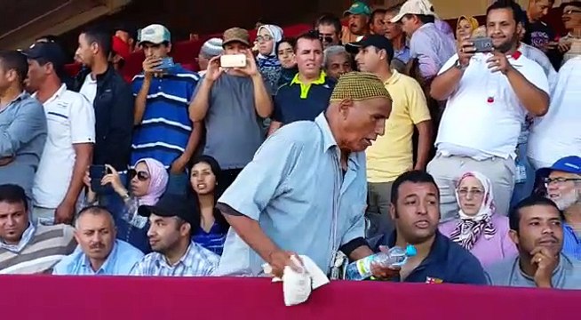 un vieu tomber sous le charme d une bombe passante