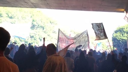 Marchers Block Street, Sing 'Out With Temer' During General Strike in Porto Alegre