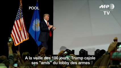 A la veille des 100 jours, Trump cajole ses "amis" de la NRA
