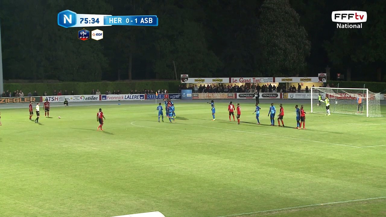 Coup franc direct qui passe d'un rien au dessus de la barre transversale !