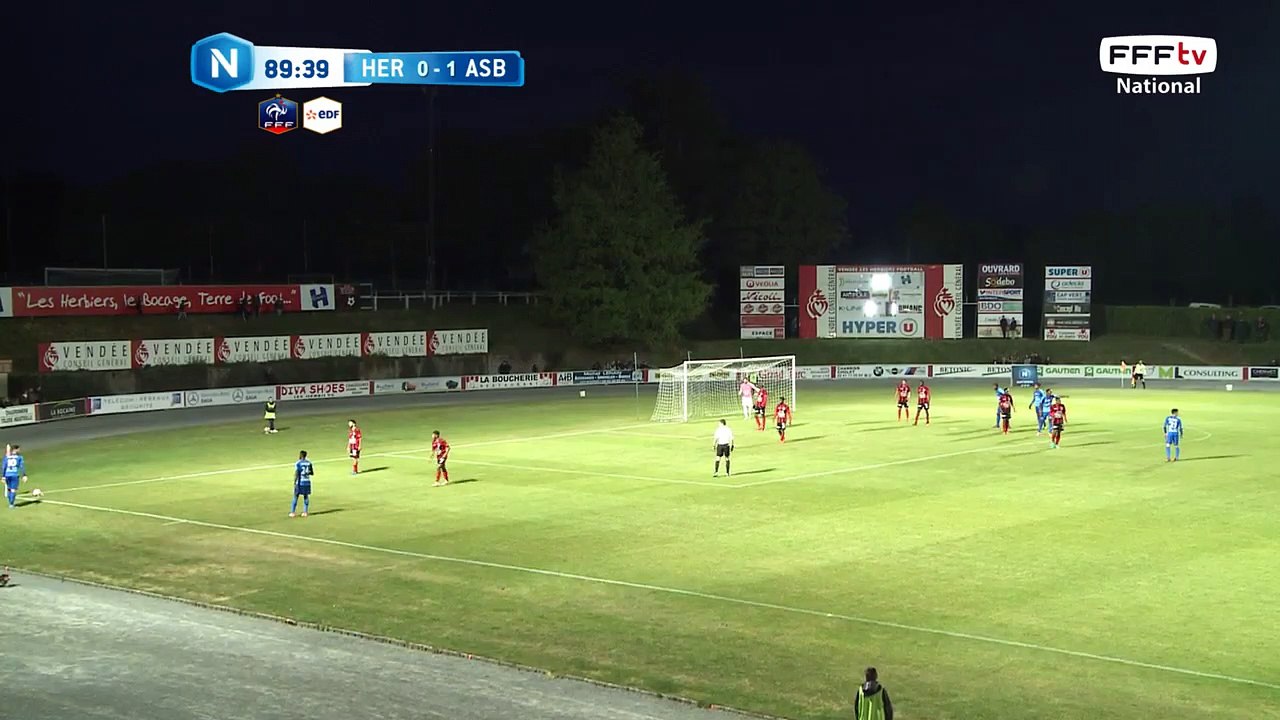 Corner et frappe lointaine de Kodjia qui passe loin du cadre