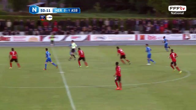 Cidinho qui fait parler sa technique pour filer vers le but mais il est repris de justesse par la défense