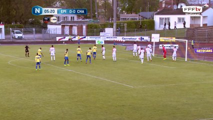 Corner dégagé par la défense.