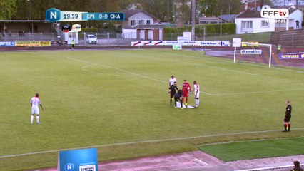 Suite à un contact BOUKARI reste au sol et sors se faire soigner.