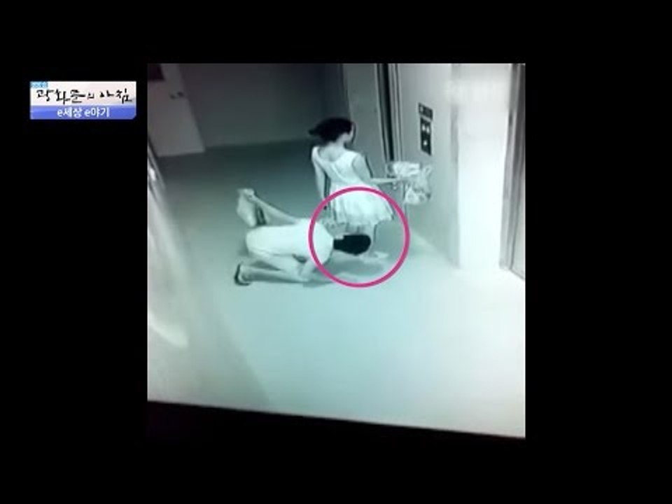 여성의 치마 속을 몰래 훔쳐보는 남자! [광화문의 아침] 319회 20160920