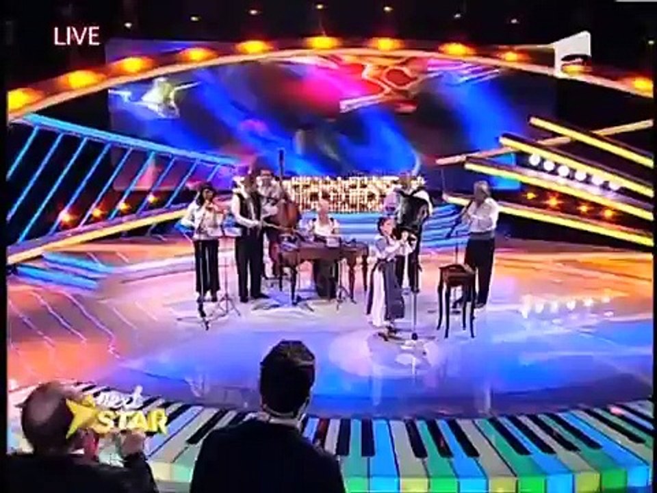Antonia Stoian interpretează o melodie populara אנטונינה וכלי המוסיקה
