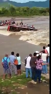 BUS ES DERRIBADO POR EL RIO Y SE LLEVA UN NIÑO - IMPACTANTES IMÁGENES
