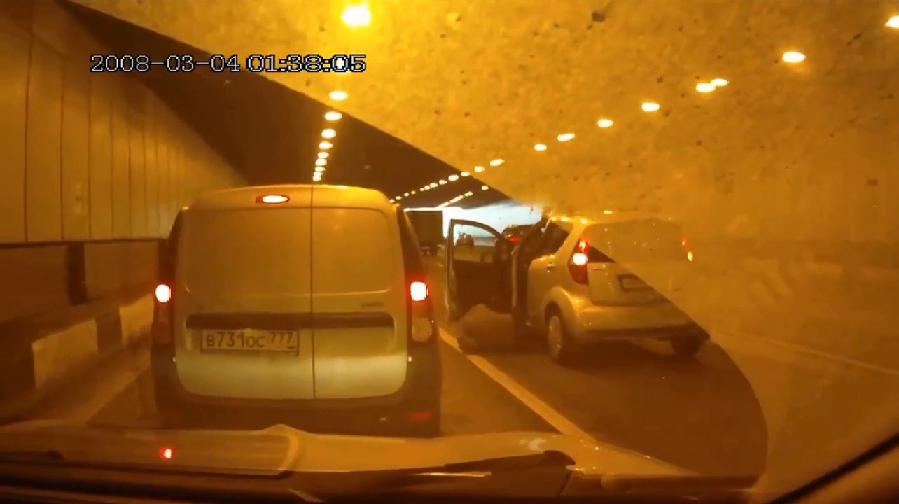 Elle oublie son frein à main et court derrière sa voiture qui roule seule.