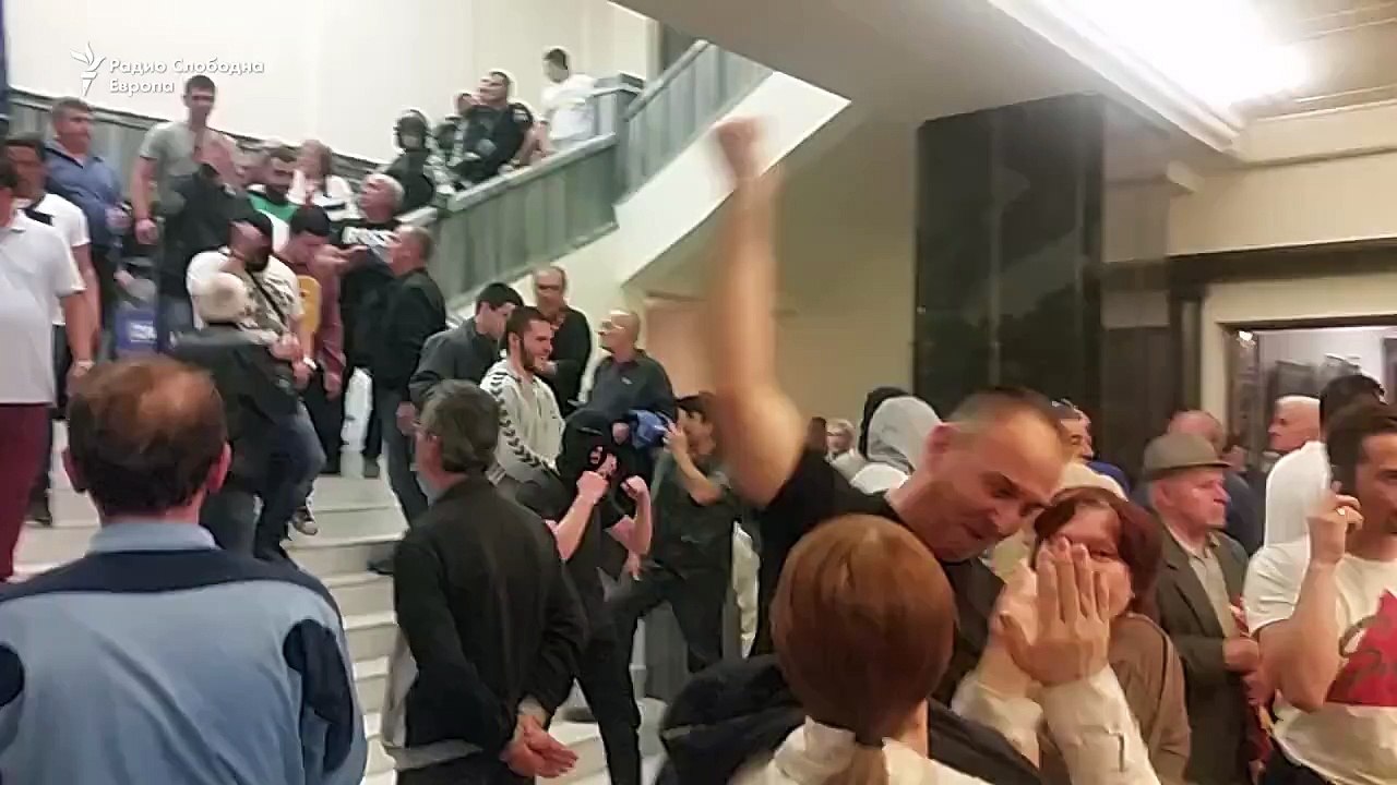 Pamje të reja nga dhuna në Kuvend, huliganët: Pse s’na sollët kokat