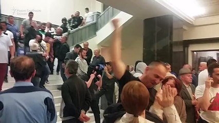 Pamje të reja nga dhuna në Kuvend, huliganët: Pse s’na sollët kokat