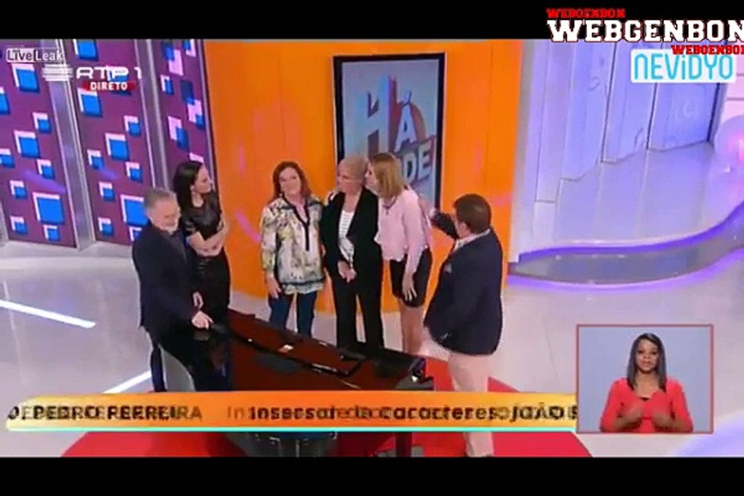 Canlı Yayında Sunucunun Gömleğini Açınca. 18+