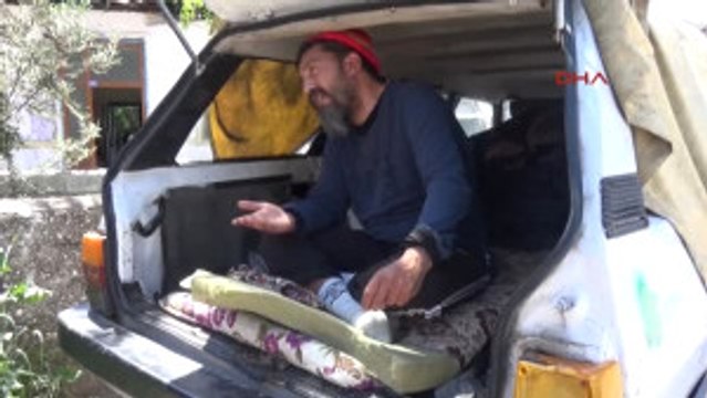 Antalya Hurda Otomobilde Yatıp Kalkıyor