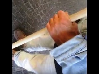 Aversa (CE) - Disoccupato si reinventa "operatore ecologico" (26.04.17)